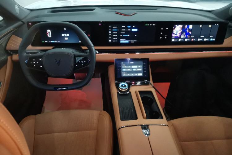 Used VOYAH PASSION 2024 PHEV Four-Wheel Drive Ultra-Long Range Flagship Model Center Console