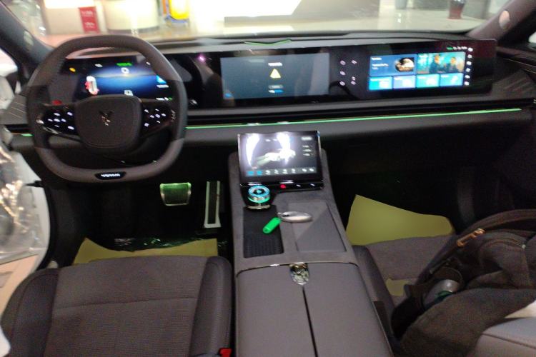 Used VOYAH PASSION 2024 PHEV Four-Wheel Drive Ultra-Long Range Executive Edition Center Console