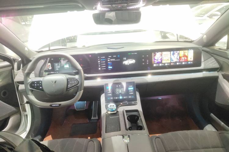 Used VOYAH PASSION 2024 PHEV Four-Wheel Drive Ultra-Long Range Flagship Model Center Console