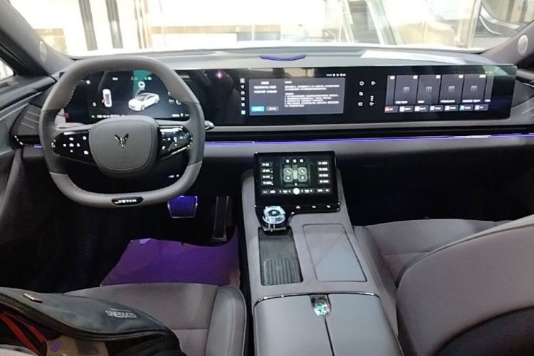 Used VOYAH PASSION 2024 PHEV Four-Wheel Drive Ultra-Long Range Flagship Model Center Console