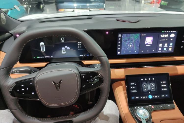 Used VOYAH PASSION 2024 PHEV Four-Wheel Drive Ultra-Long Range Executive Edition Center Console