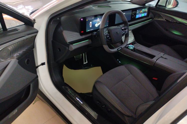 Used VOYAH PASSION 2024 PHEV Four-Wheel Drive Ultra-Long Range Executive Edition Driver Seat