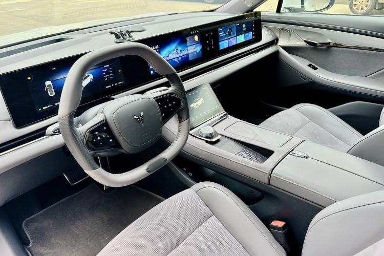Used VOYAH PASSION 2024 PHEV Four-Wheel Drive Ultra-Long Range Executive Edition Exterior 10