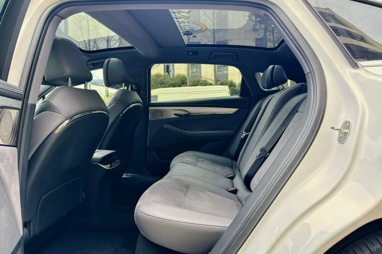 Used VOYAH PASSION 2024 PHEV Four-Wheel Drive Ultra-Long Range Executive Edition Exterior 8