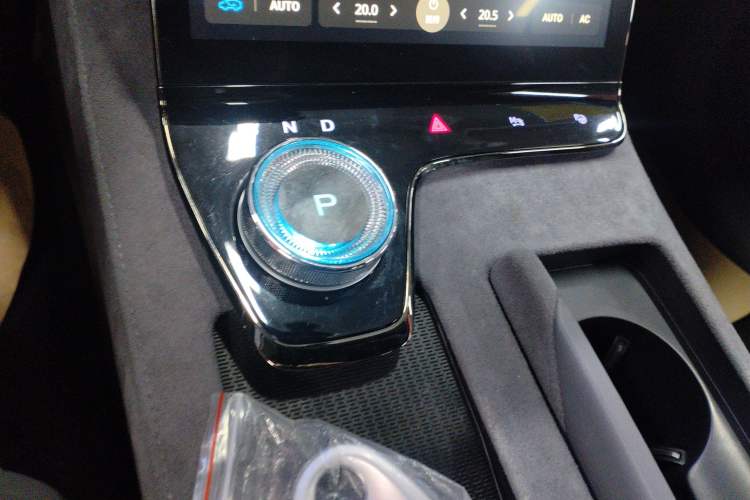 Used VOYAH PASSION 2024 PHEV Four-Wheel Drive Ultra-Long Range Flagship Model Gear Lever