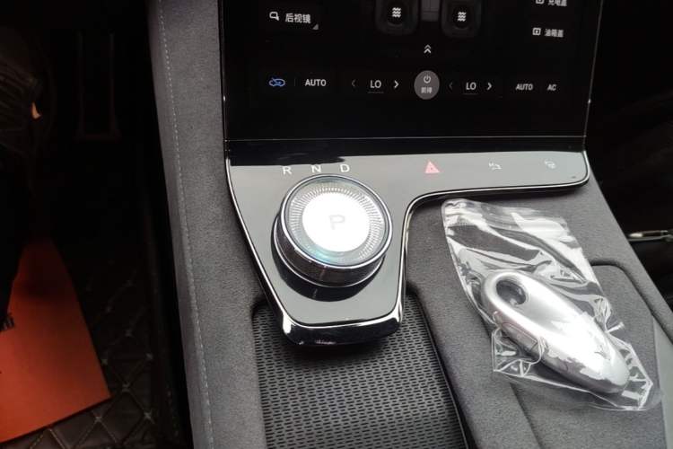 Used VOYAH PASSION 2024 PHEV Four-Wheel Drive Ultra-Long Range Executive Edition Gear Lever