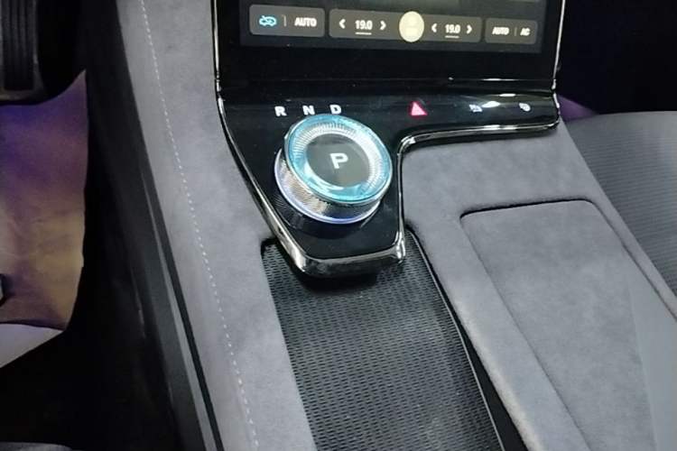 Used VOYAH PASSION 2024 PHEV Four-Wheel Drive Ultra-Long Range Flagship Model Gear Lever