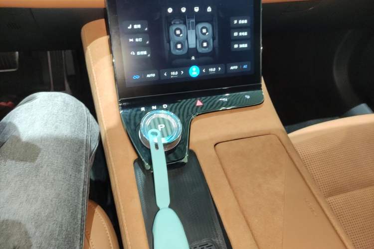 Used VOYAH PASSION 2024 PHEV Four-Wheel Drive Ultra-Long Range Executive Edition Gear Lever