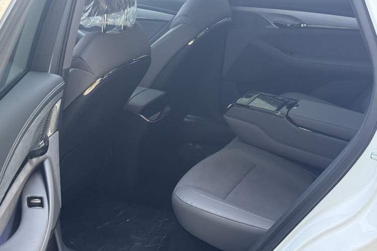Used VOYAH PASSION 2024 PHEV Four-Wheel Drive Ultra-Long Range Executive Edition Interior 3