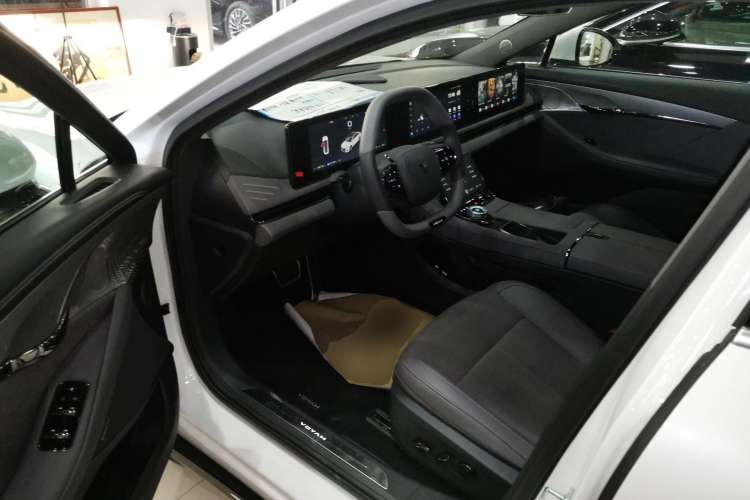 Used VOYAH PASSION 2024 PHEV Four-Wheel Drive Ultra-Long Range Executive Edition Interior 3