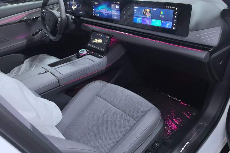 Used VOYAH PASSION 2024 PHEV Four-Wheel Drive Ultra-Long Range Executive Edition Interior 6