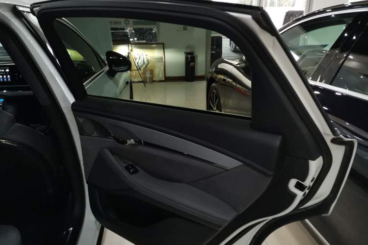 Used VOYAH PASSION 2024 PHEV Four-Wheel Drive Ultra-Long Range Executive Edition Interior 6