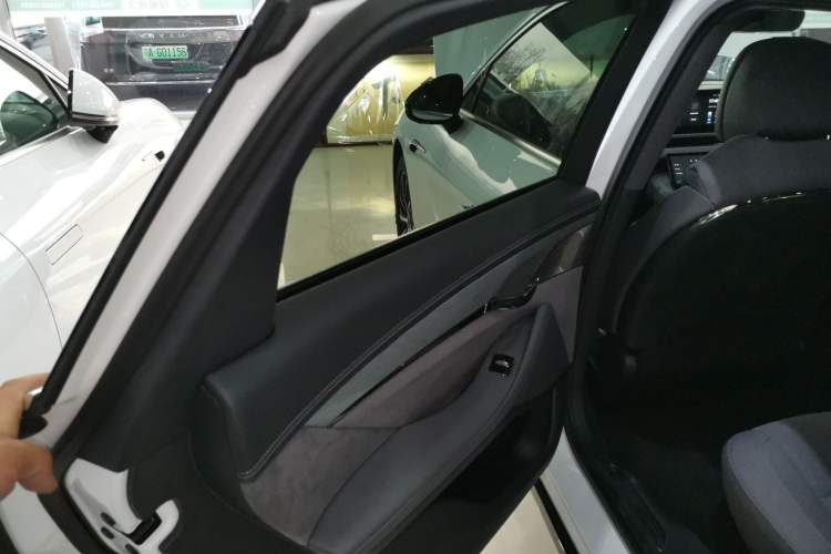 Used VOYAH PASSION 2024 PHEV Four-Wheel Drive Ultra-Long Range Executive Edition Interior 8
