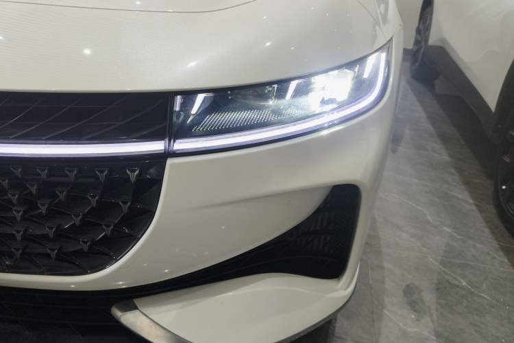 Used VOYAH PASSION 2024 PHEV Four-Wheel Drive Ultra-Long Range Flagship Model Left Front Headlight