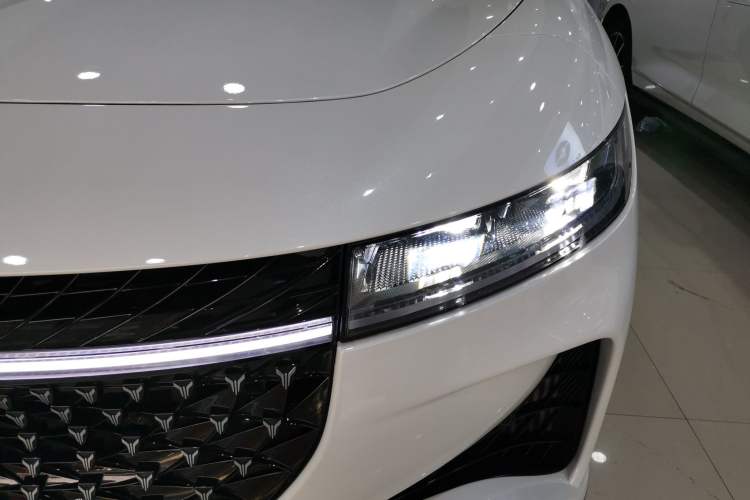 Used VOYAH PASSION 2024 PHEV Four-Wheel Drive Ultra-Long Range Executive Edition Left Front Headlight