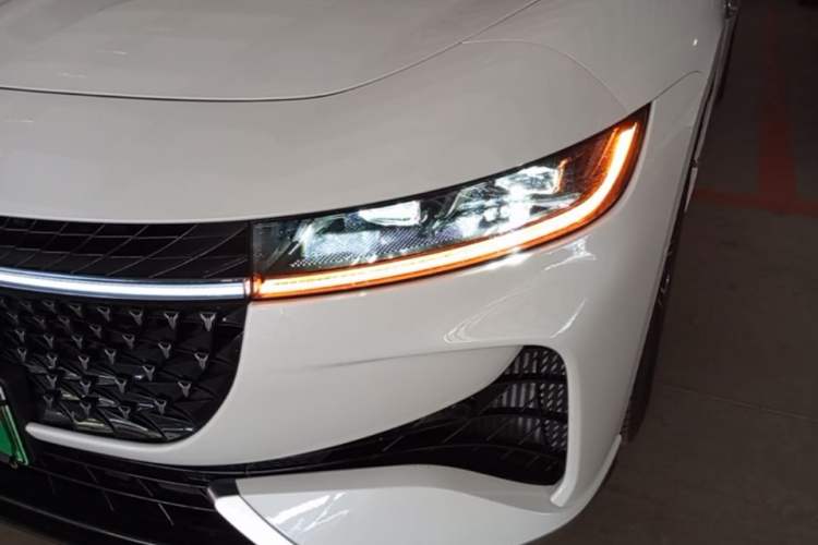 Used VOYAH PASSION 2024 PHEV Four-Wheel Drive Ultra-Long Range Flagship Model Left Front Headlight