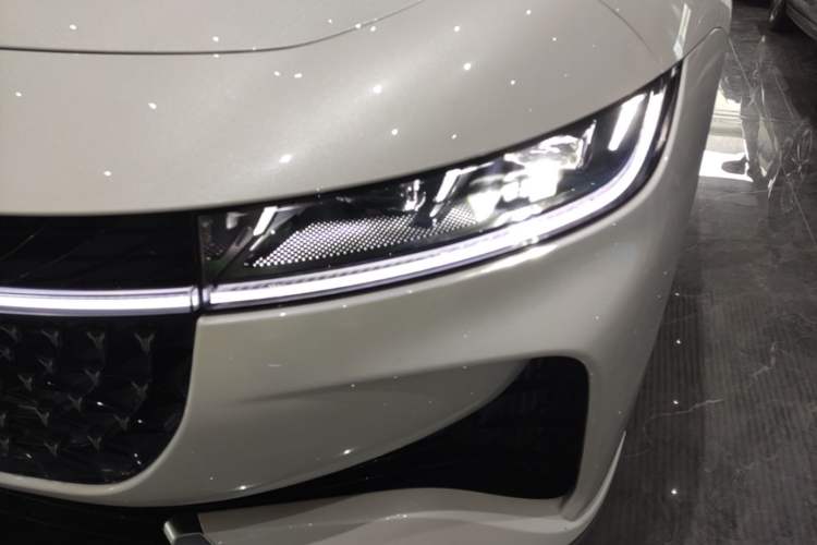 Used VOYAH PASSION 2024 PHEV Four-Wheel Drive Ultra-Long Range Executive Edition Left Front Headlight