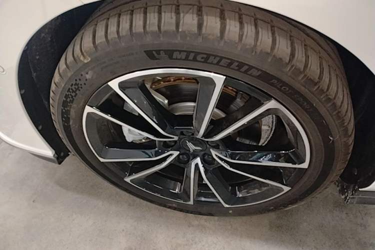 Used VOYAH PASSION 2024 PHEV Four-Wheel Drive Ultra-Long Range Flagship Model Left Front Wheel Hub