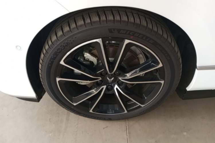 Used VOYAH PASSION 2024 PHEV Four-Wheel Drive Ultra-Long Range Flagship Model Left Front Wheel Hub