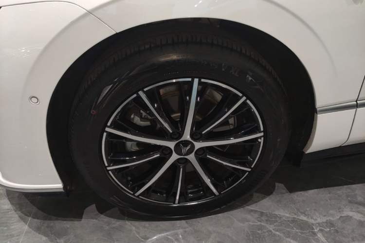 Used VOYAH PASSION 2024 PHEV Four-Wheel Drive Ultra-Long Range Executive Edition Left Front Wheel Hub