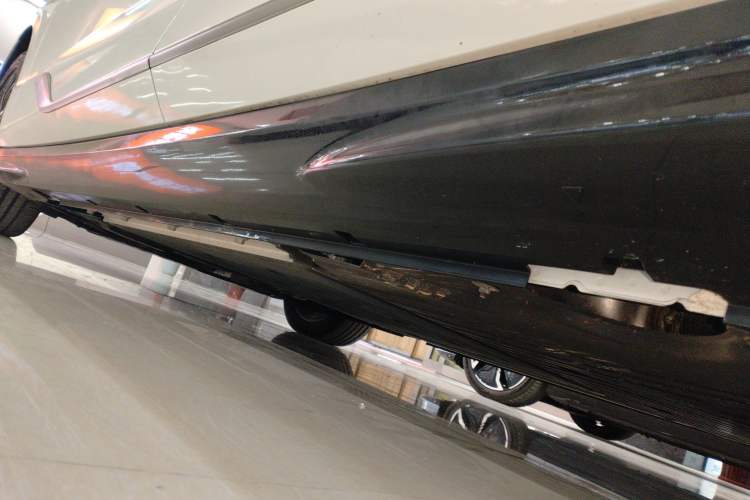 Used VOYAH PASSION 2024 PHEV Four-Wheel Drive Ultra-Long Range Executive Edition Left Side Sill
