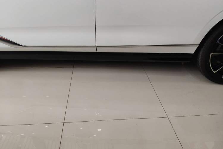 Used VOYAH PASSION 2024 PHEV Four-Wheel Drive Ultra-Long Range Flagship Model Left Side Sill