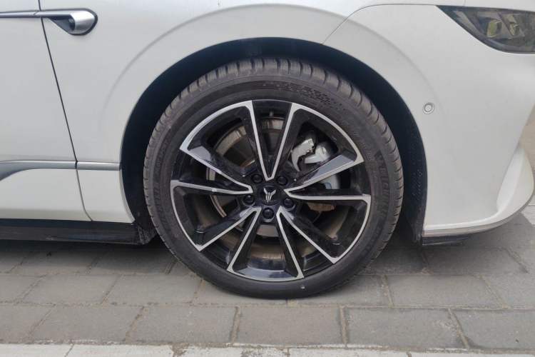 Used VOYAH PASSION 2024 PHEV Four-Wheel Drive Ultra-Long Range Flagship Model Right Front Wheel Hub