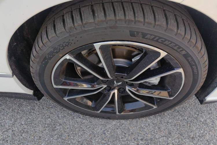 Used VOYAH PASSION 2024 PHEV Four-Wheel Drive Ultra-Long Range Flagship Model Right Front Wheel Hub