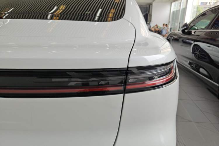 Used VOYAH PASSION 2024 PHEV Four-Wheel Drive Ultra-Long Range Executive Edition Right Rear Taillight