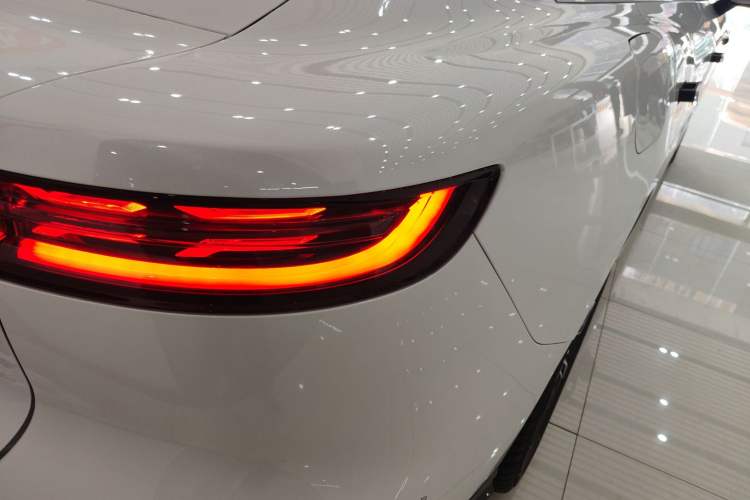 Used VOYAH PASSION 2024 PHEV Four-Wheel Drive Ultra-Long Range Flagship Model Right Rear Taillight