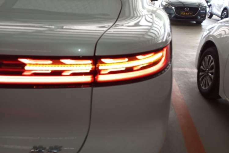 Used VOYAH PASSION 2024 PHEV Four-Wheel Drive Ultra-Long Range Flagship Model Right Rear Taillight