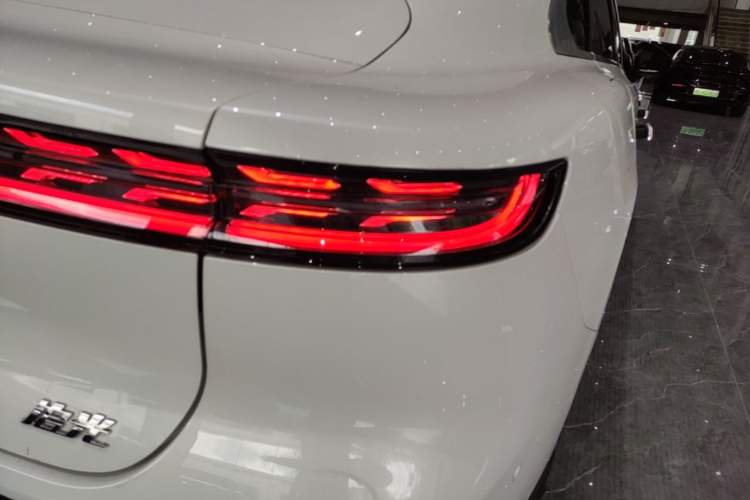 Used VOYAH PASSION 2024 PHEV Four-Wheel Drive Ultra-Long Range Executive Edition Right Rear Taillight