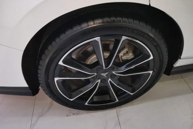 Used VOYAH PASSION 2024 PHEV Four-Wheel Drive Ultra-Long Range Flagship Model Right Rear Wheel Hub