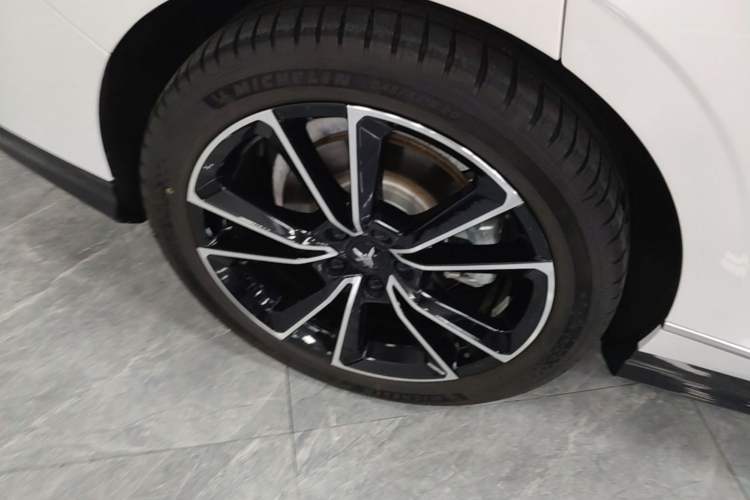 Used VOYAH PASSION 2024 PHEV Four-Wheel Drive Ultra-Long Range Flagship Model Right Rear Wheel Hub