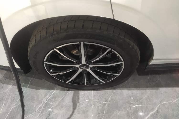 Used VOYAH PASSION 2024 PHEV Four-Wheel Drive Ultra-Long Range Flagship Model Right Rear Wheel Hub