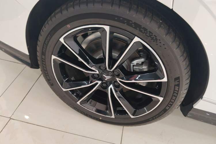 Used VOYAH PASSION 2024 PHEV Four-Wheel Drive Ultra-Long Range Flagship Model Right Rear Wheel Hub
