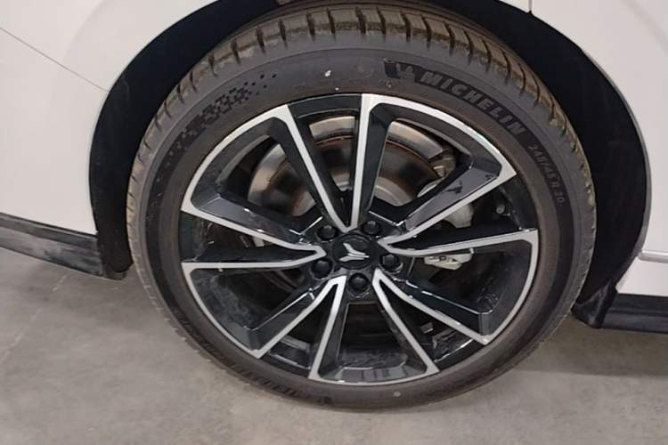 Used VOYAH PASSION 2024 PHEV Four-Wheel Drive Ultra-Long Range Flagship Model Right Rear Wheel Hub