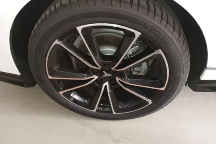 Used VOYAH PASSION 2024 PHEV Four-Wheel Drive Ultra-Long Range Flagship Model Right Rear Wheel Hub