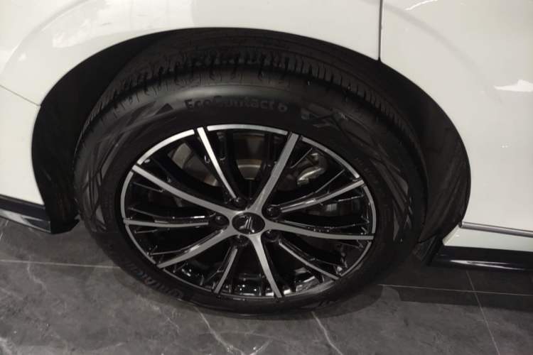 Used VOYAH PASSION 2024 PHEV Four-Wheel Drive Ultra-Long Range Executive Edition Right Rear Wheel Hub