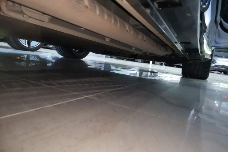 Used VOYAH PASSION 2024 PHEV Four-Wheel Drive Ultra-Long Range Flagship Model Right Side Sill