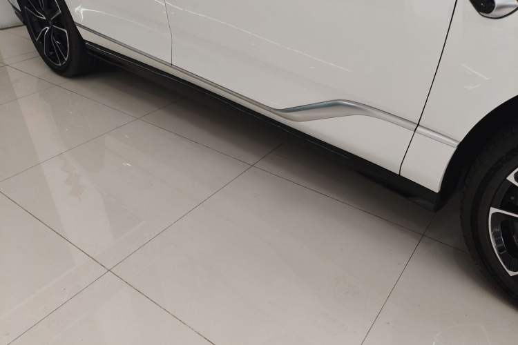 Used VOYAH PASSION 2024 PHEV Four-Wheel Drive Ultra-Long Range Flagship Model Right Side Sill