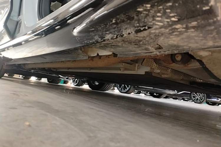 Used VOYAH PASSION 2024 PHEV Four-Wheel Drive Ultra-Long Range Flagship Model Right Side Sill