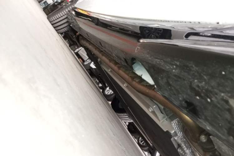 Used VOYAH PASSION 2024 PHEV Four-Wheel Drive Ultra-Long Range Flagship Model Right Side Sill