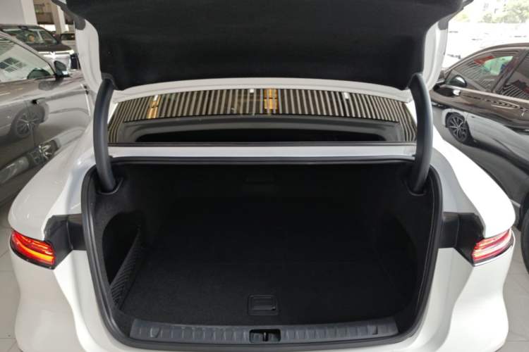 Used VOYAH PASSION 2024 PHEV Four-Wheel Drive Ultra-Long Range Executive Edition Trunk