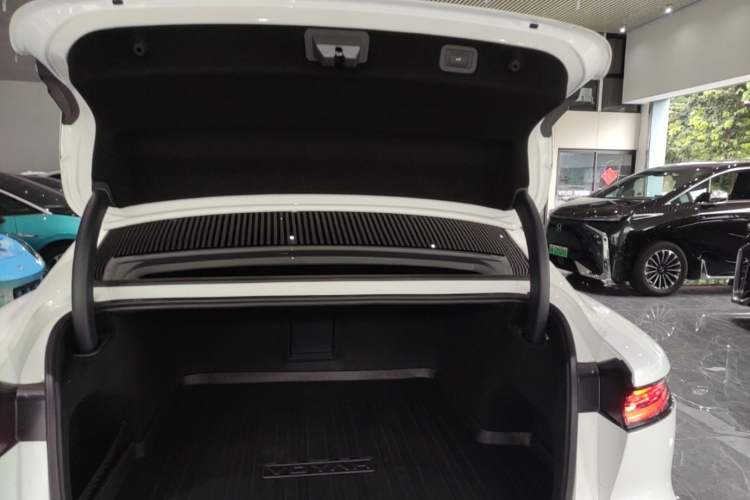 Used VOYAH PASSION 2024 PHEV Four-Wheel Drive Ultra-Long Range Executive Edition Trunk