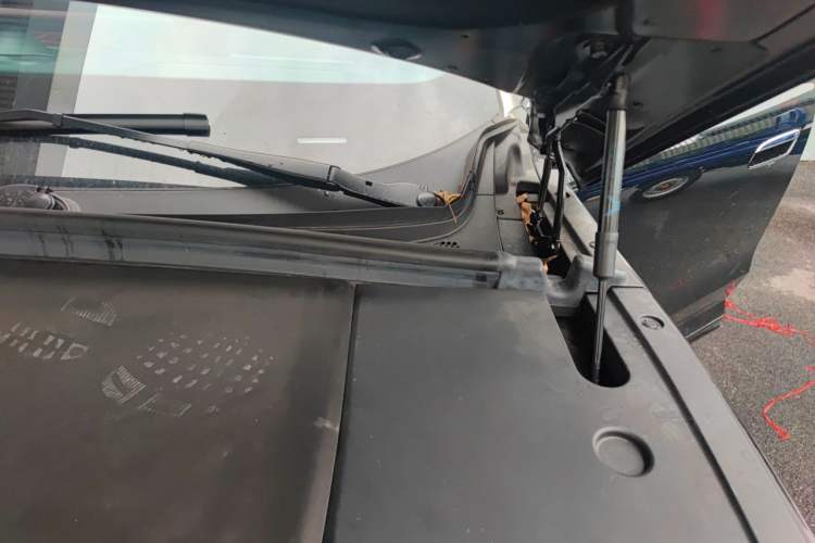 Used VOYAH Titan 2026 Model Max+ Engine Bay Left