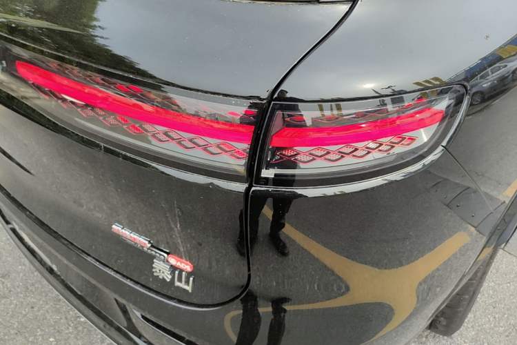 Used VOYAH Titan 2026 Model Max+ Right Rear Taillight