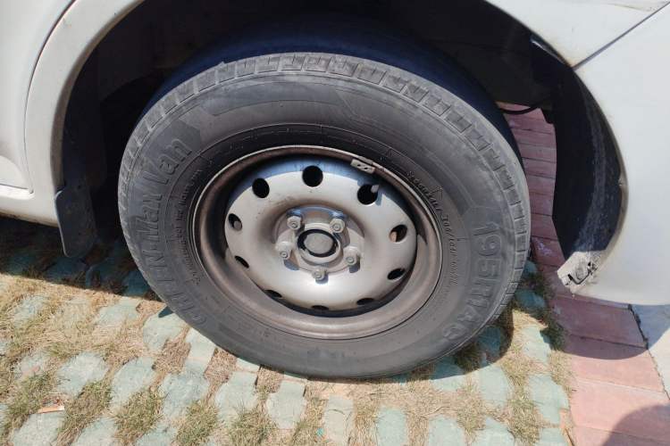 Used Wanxiang T01 2022 All-Electric Van with 38.016 kWh Right Front Wheel Hub
