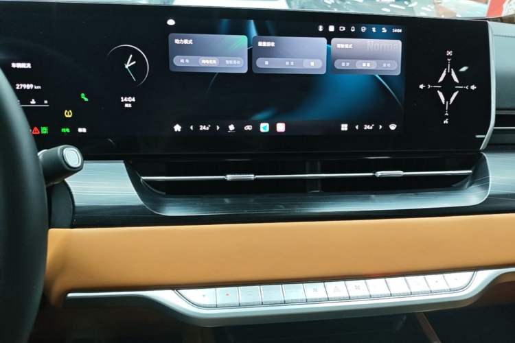Used Wey Gaoshan 2023 Four-Wheel-Drive Executive Extended Version Audio And AC Panel