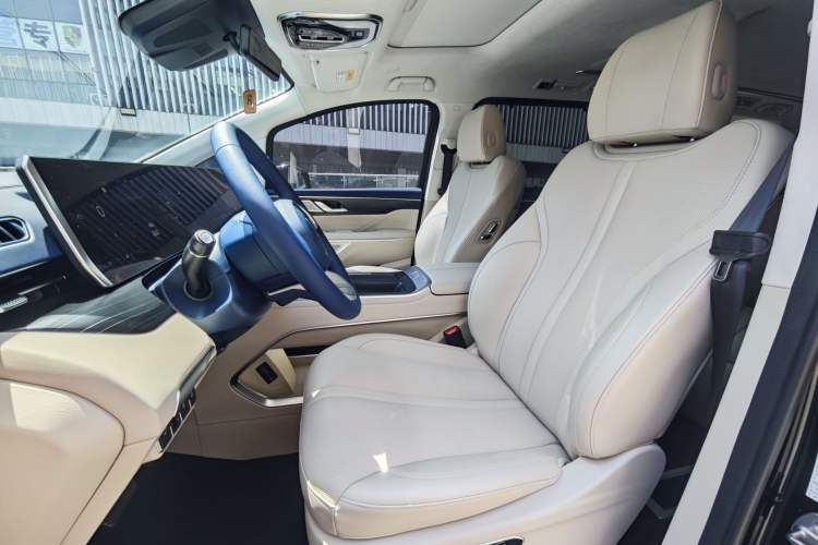 Used Wey Gaoshan 2023 Four-Wheel-Drive Executive Extended Version Interior 1